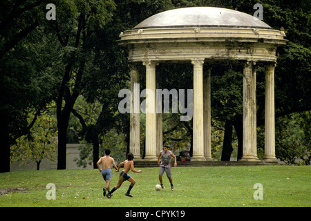 Argentinien, Buenos Aires, Palermo Bezirk, Tres de Febrero Park, Fußball spielen Stockfoto