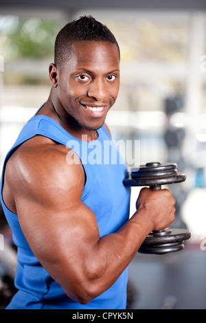 Junge muskulöse Schwarze Mann Gewichte zu heben, in ein Fitness-Studio Stockfoto