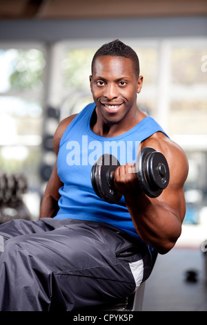 Junge muskulöse Schwarze Mann Gewichte zu heben, in ein Fitness-Studio Stockfoto