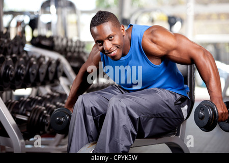 Junge muskulöse Schwarze Mann Gewichte zu heben, in ein Fitness-Studio Stockfoto