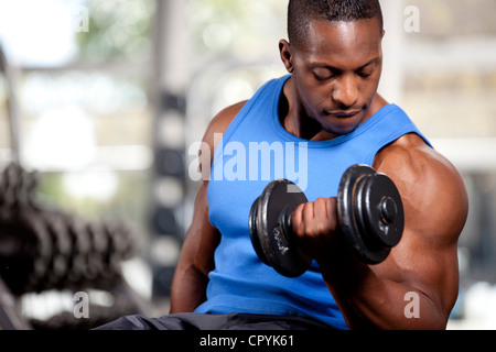 Junge muskulöse Schwarze Mann Gewichte zu heben, in ein Fitness-Studio Stockfoto