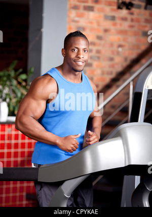 Junge muskulöse schwarzer Rüde, auf Laufband Stockfoto