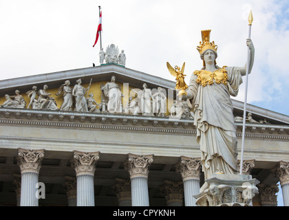 Österreichische Parlamentsgebäude mit der berühmten Statue der Pallas Athene. Stockfoto