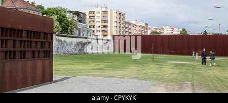 Die Gedenkstätte Berliner Mauer - das Fenster der Erinnerung und die mit Graffiti bedeckte Mauer sind Teil der Gedenkstätte in der Bernauer Straße.Mitte, Berlin Stockfoto