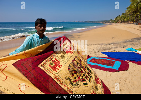 Indien, Bundesstaat Kerala, wenige Kilometer nördlich von Kovalam, ein Verkäufer von Sari am Strand Stockfoto
