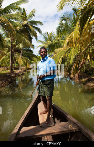 Indien, Bundesstaat Kerala, in der Nähe von Kollam, Munroe Insel, Einbaum-Kanu-Tour durch die Grachten Stockfoto