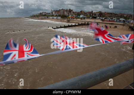 Southwold Strand und Union Jack-Flaggen gesehen von der Pier, Southwold, Suffolk, England, UK. 4. Juni 2012 Union Jack Fahnen flattern Stockfoto