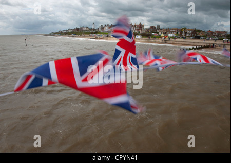 Southwold Strand und Union Jack-Flaggen gesehen von der Pier, Southwold, Suffolk, England, UK. 4. Juni 2012 Union Jack Fahnen flattern Stockfoto