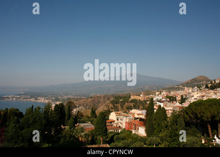 Bucht von Taormina mit Ätna in Ferne, Sizilien, Italien, Mittelmeer, Europa Stockfoto