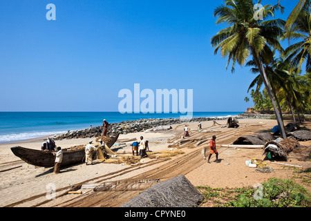 Indien, Bundesstaat Kerala, Varkala, Odayam Strand ein paar Kilometer südlich, am späten Vormittag, die die Fischer ihre Angeln aufräumen Netze Stockfoto