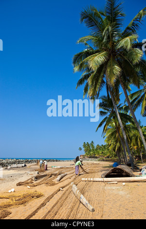 Indien, Bundesstaat Kerala, Varkala, Odayam Strand ein paar Kilometer südlich, am späten Vormittag, die die Fischer ihre Angeln aufräumen Netze Stockfoto