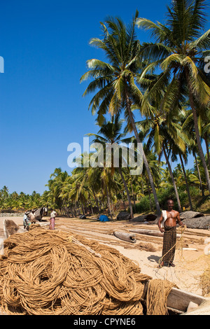 Indien, Bundesstaat Kerala, Varkala, Odayam Strand ein paar Kilometer südlich, am späten Vormittag, die die Fischer ihre Angeln aufräumen Netze Stockfoto