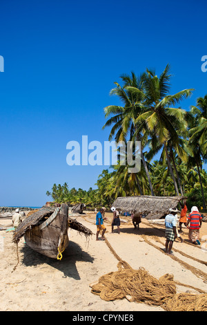 Indien, Bundesstaat Kerala, Varkala, Odayam Strand ein paar Kilometer südlich, am späten Vormittag, die die Fischer ihre Angeln aufräumen Netze Stockfoto