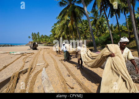 Indien, Bundesstaat Kerala, Varkala, Odayam Strand ein paar Kilometer südlich, am späten Vormittag, die die Fischer ihre Angeln aufräumen Netze Stockfoto