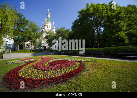 Blumenbeet im Garten mit der Nikolaikirche Miracle Maker, hinter Boulevard Tsar Osvoboditel, Sofia, Bulgarien Stockfoto