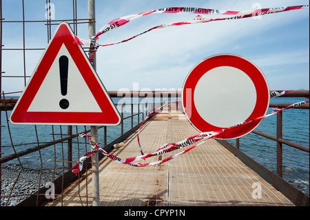 Warnzeichen und kein Zeichen auf einem alten Laden pier, isola Eole, Sizilien, Italien, Europa Stockfoto