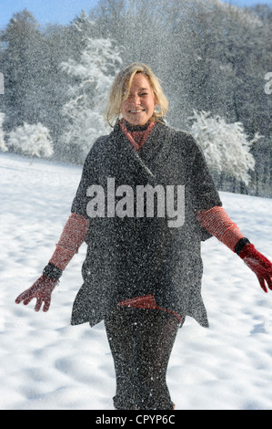 Junge Frau im Winter Stockfoto