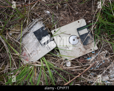 Alte entsorgt Disketten, Datenmüll in der Wiese liegend Stockfoto