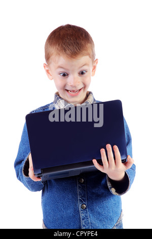 rote kleine Junge mit Überraschung sieht in den Laptop auf weiß Stockfoto