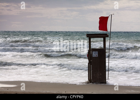 Wachturm Rettungsschwimmer am Strand von Playa Torá mit einer roten Fahne und Wellen, Peguera, Mallorca, Balearen, Spanien, Europa Stockfoto