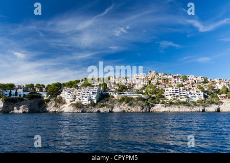 Apartment-Komplex von Cala Fornells, Architekten Pedro Otzoup, Peguera, Mallorca, Balearen, Spanien, Europa Stockfoto