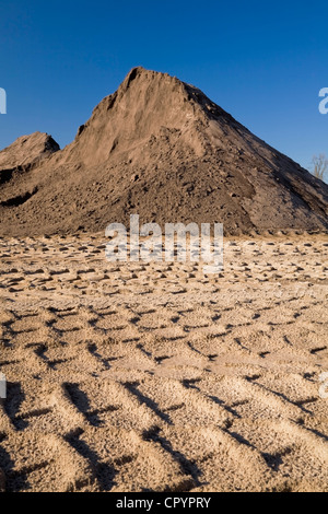 Schwere Reifenspuren führt zu einem Hügel aus Sand in einem kommerziellen Sandkasten, Quebec, Kanada Stockfoto