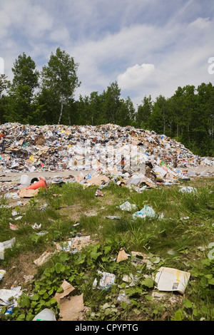 Haufen von Wertstoffen im Freien an einem Sortierzentrum, Quebec, Kanada Stockfoto