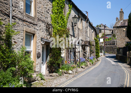 Ferienhäuser mit Glockenblumen an der Tür in Grassington Wharefedale Yorkshire Dales England Stockfoto