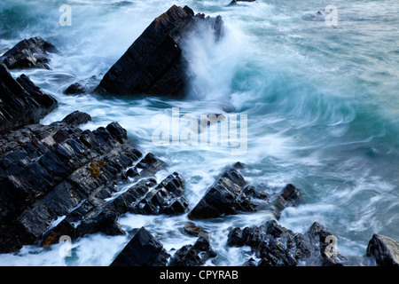 Hartland Quay auf Flut Crash gegen Felsen winkt Stockfoto