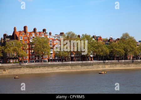 Häuser am Ufer gegenüber Themse in Chelsea - London-UK Stockfoto