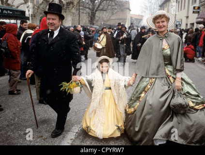 Frankreich Vaucluse Roquemaure Feier der Valentinstag bei dem alle Bewohner des Dorfes Kleid zu bekommen Stockfoto