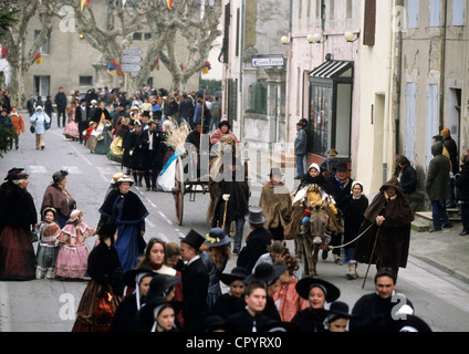 Frankreich Vaucluse Roquemaure Feier der Valentinstag bei dem alle Bewohner des Dorfes Kleid zu bekommen Stockfoto