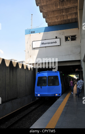 u-Bahn-Zug Eingabe im Maracana Station Rio De Janeiro Brasilien Südamerika Stockfoto