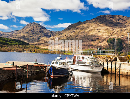 Boote vertäut am Inversnaid Hotel Hafen, Loch Lomond, Schottland. Stockfoto