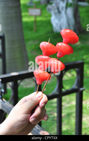 eine Dame Hand hält eine Reihe von wurde von apple Stockfoto