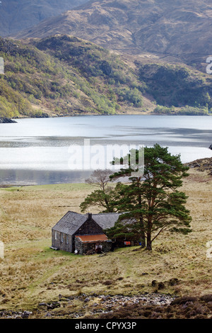 Eine kleine Fernbedienung Croft auf Barrisdale Bay an der Westküste von Schottland. Der einzige Zugang ist mit dem Boot auf Loch Hourn. Stockfoto