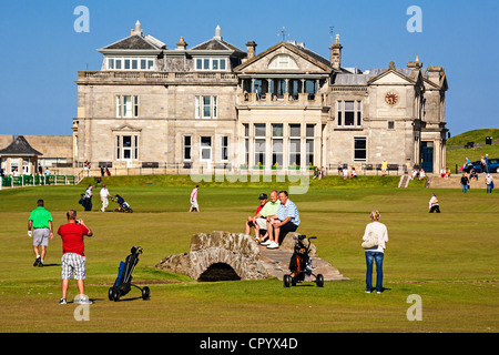 Golfer, posiert für ein Foto auf die Swilcan Bridge, dem Old Course, St Andrews, Fife, Schottland. Stockfoto