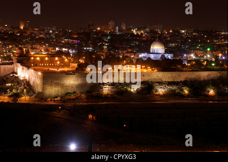 Blick vom Ölberg in Jerusalem bei Nacht mit Klagemauer und Felsendom, Israel, Nahost Stockfoto