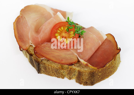 Knuspriges Brot und geräucherter Schwarzwälder Schinken, Kirschtomaten und Kresse Stockfoto