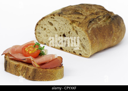 Knuspriges Brot und geräucherter Schwarzwälder Schinken, Kirschtomaten und Kresse Stockfoto