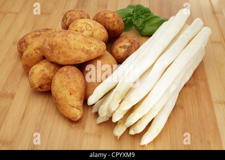 Frische ungeschälte Spargel mit neuen Kartoffeln roh Stockfoto