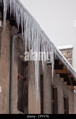Lange Eiszapfen an einem Gebäude Stockfoto