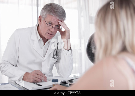Arzt im Gespräch mit Patienten im Büro Stockfoto