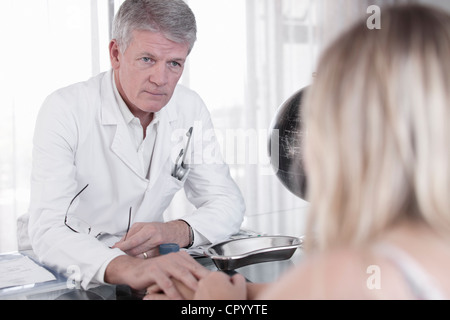 Arzt im Gespräch mit Patienten im Büro Stockfoto