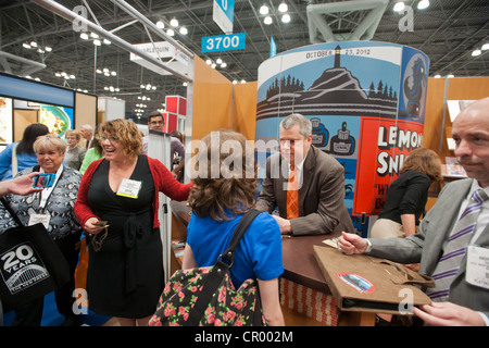 Daniel Handler, bekannt unter dem Pseudonym Lemony Snicket, unterzeichnet am kleine, braune stand die riesige Book Expo America Stockfoto