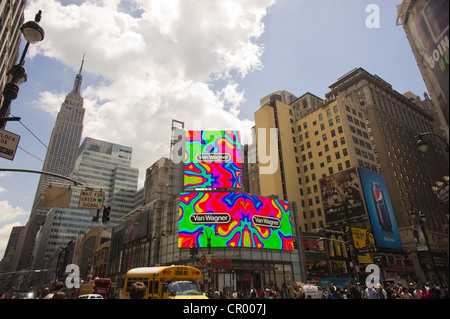 Eine neu installierte led Werbetafel an der Ecke der West 34th Street und Seventh Avenue in New York Stockfoto