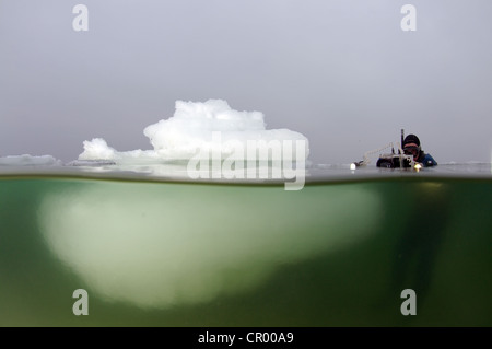 Subglazialen Tauchen, Eis divier, in den Eisberg im Schwarzen Meer, die letzten in 1977, Odessa, Ukraine, Osteuropa eingefroren wurde Stockfoto