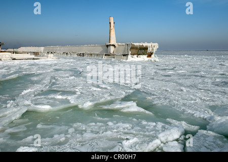 Eisige Pier, gefrorene schwarze Meer, ein seltenes Phänomen trat 1977 für die letzte Zeit, Odessa, Ukraine, Osteuropa Stockfoto