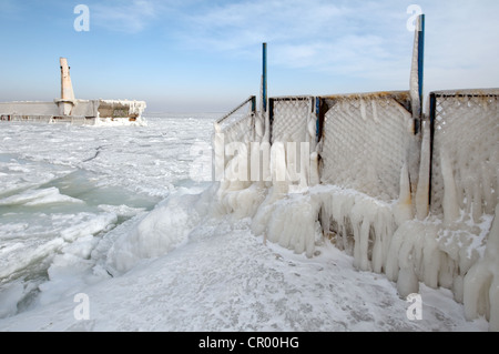 Eisige Pier, gefrorene schwarze Meer, ein seltenes Phänomen trat 1977 für die letzte Zeit, Odessa, Ukraine, Osteuropa Stockfoto