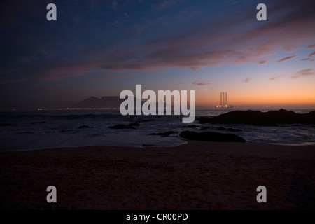 Sonnenuntergang über aus Küste Bohrinsel Stockfoto